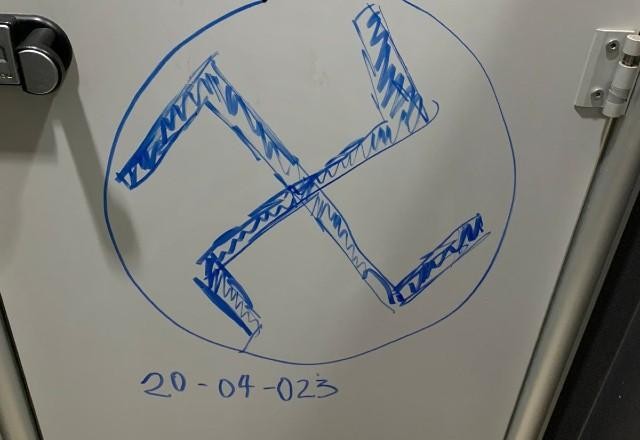 Imagem da noticia Estudantes encontram desenhos de símbolos nazistas em banheiro da USP