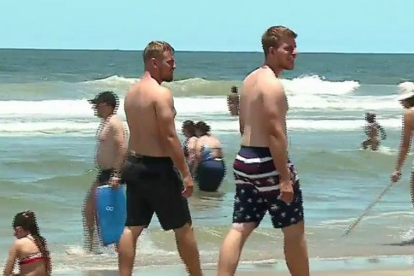 Imagem da noticia Sunga ou bermuda? Banhistas escolhem o melhor traje para a praia