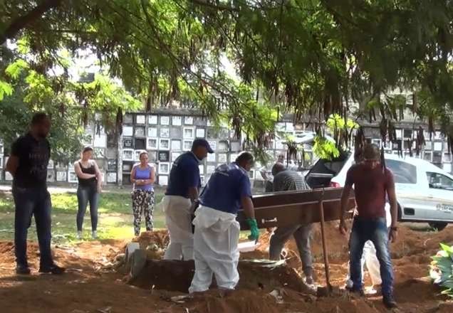 Supostas vítimas de coronavírus são enterradas às pressas em SP