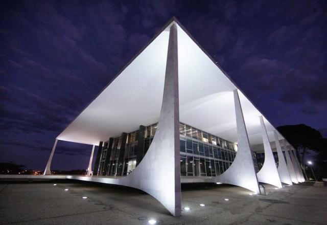 Imagem da noticia Supremo marca julgamento de 100 denunciados por atos de 8 de janeiro