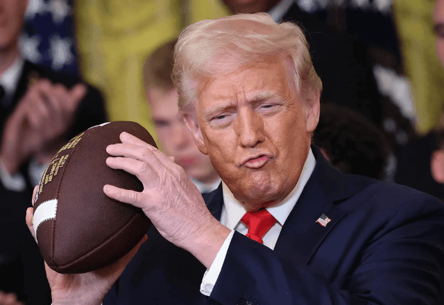 Imagem da noticia Trump critica show do “Super Bowl” com Bad Bunny e Green Day: “semeiam ódio”