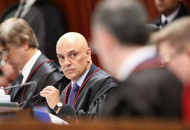 Imagem da noticia Presidente só pode fazer live eleitoral no Alvorada se ambiente for neutro, decide TSE