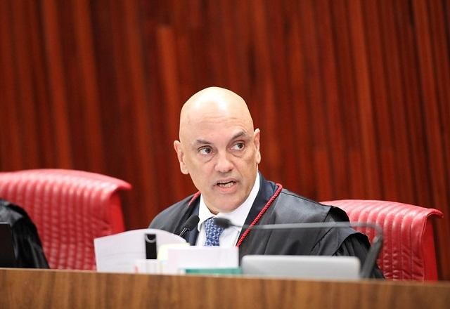 Imagem da noticia Alexandre de Moraes vota pela inelegibilidade e Bolsonaro é condenado