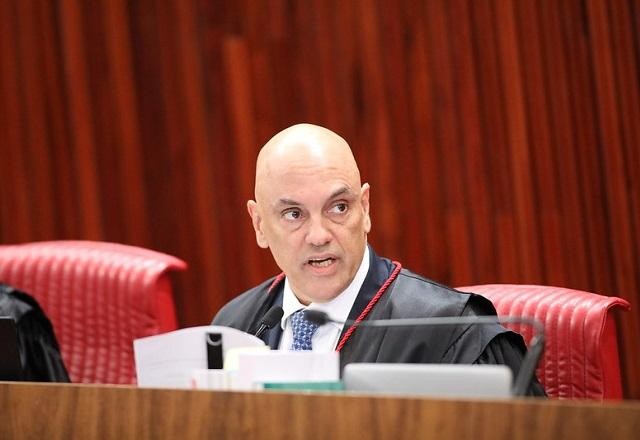 Alexandre de Moraes vota pela inelegibilidade e Bolsonaro é condenado