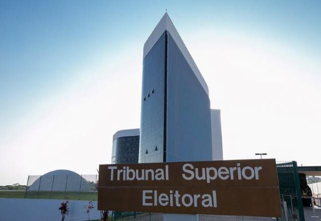 Imagem da noticia TSE pede que Bolsonaro seja investigado por fake news contra urnas