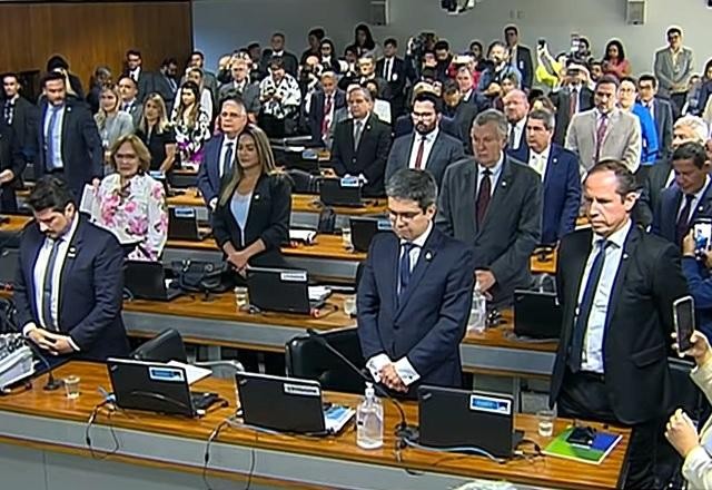 Imagem da noticia Senadores fazem um minuto de silêncio pela morte de Rita Lee