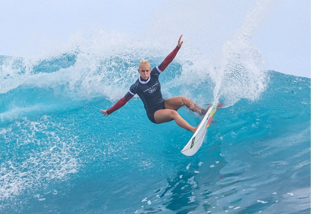 Tati Weston-Webb brilha contra nº 1 do mundo e avança às quartas em Teahupoo