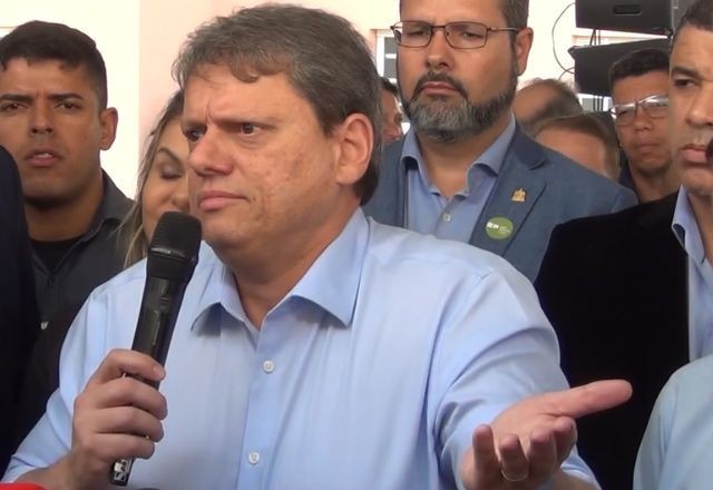 "A câmera funciona ininterruptamente, só que ela não registra", diz Tarcísio sobre novo edital da PM