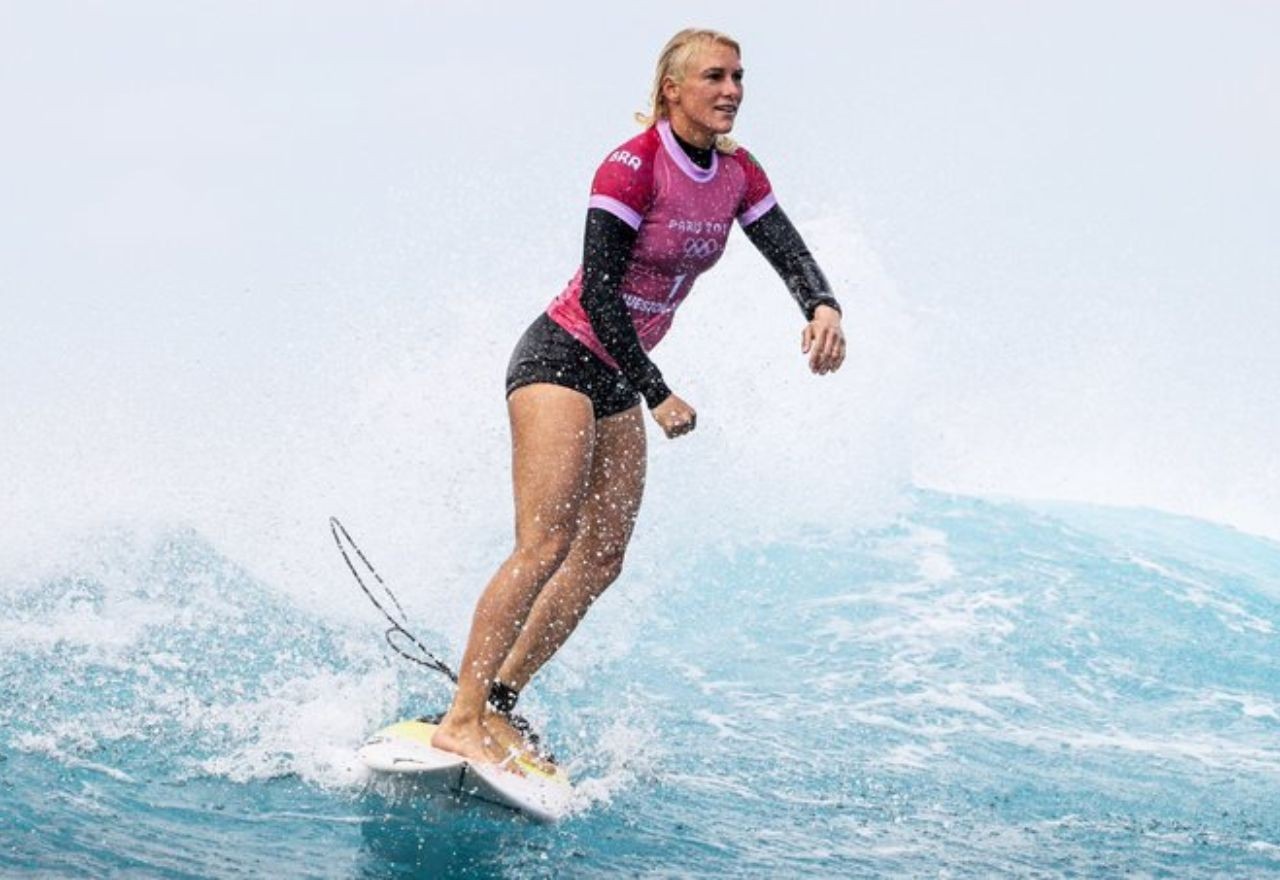 Tati Weston-Webb garante a medalha de prata para o Brasil no surfe feminino