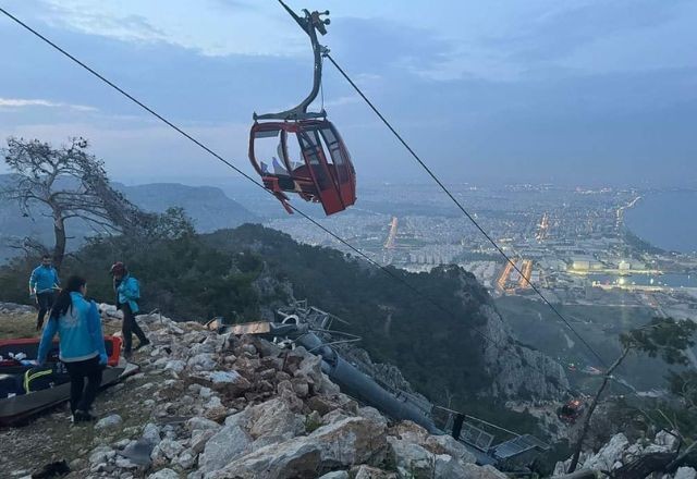 Imagem da noticia Teleférico fica preso em pico de montanha e quase 180 pessoas são resgatadas na Turquia 