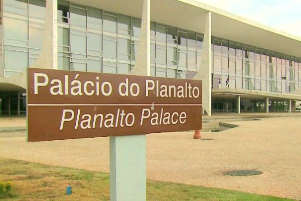 Temer evita falar sobre afastamento de vice-presidentes da Caixa