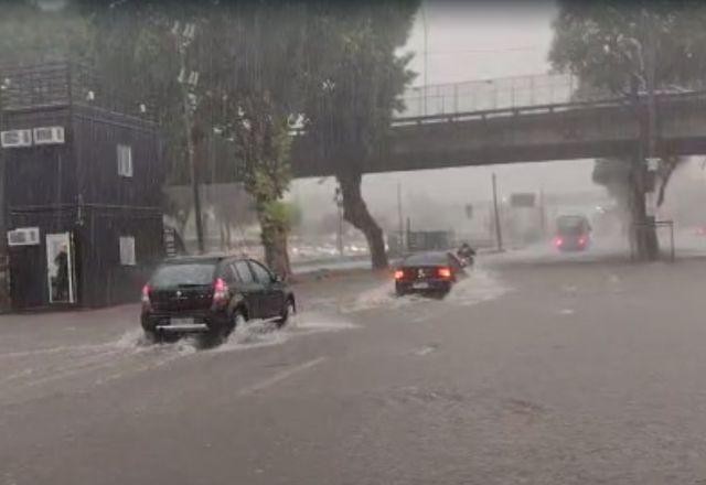 Forte chuva provoca alagamentos em São Paulo e no Rio de Janeiro