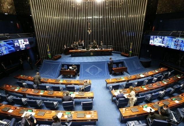Senado aprova PEC que garante renda básica como direito social