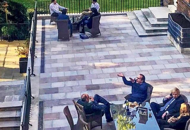 Imagem da noticia "Tragam sua própria bebida": a festa que virou escândalo no governo britânico