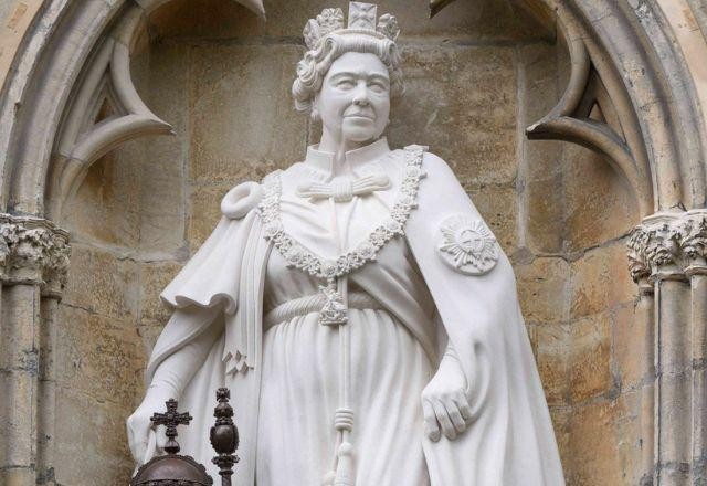 Em York, rei Charles III inaugura estátua póstuma da rainha Elizabeth II