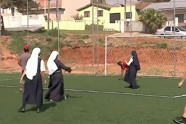 Time formado por irmãs Carmelitas faz sucesso em Ponta Grossa, no Paraná