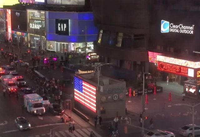 Imagem da noticia Jovem de 17 anos abre fogo e deixa três pessoas feridas em Nova York, nos EUA; veja vídeo