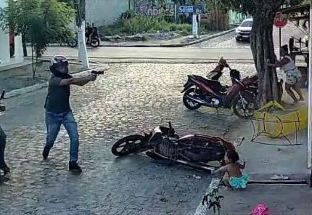 Imagem da noticia Vídeo: Bebê fica no meio de tiroteio durante tentativa de homicídio na Paraíba