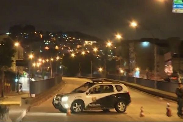 Imagem da noticia Tiroteio entre policiais e traficantes deixa dois feridos em Copacabana