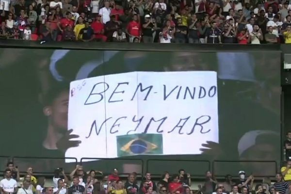 Torcedores do PSG lotam estádio para recepcionar Neymar