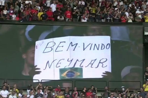Imagem da noticia Torcedores do PSG lotam estádio para recepcionar Neymar