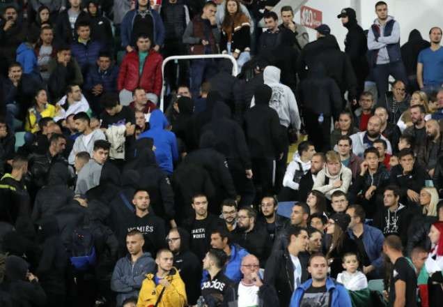 Torcedores fazem gestos nazistas em jogo entre Bulgária e Inglaterra