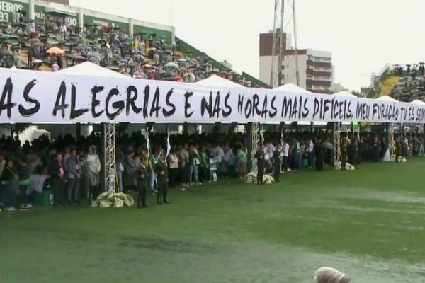 Imagem da noticia Torcedores lotam a Arena Condá para homenagear o time que orgulhou a cidade