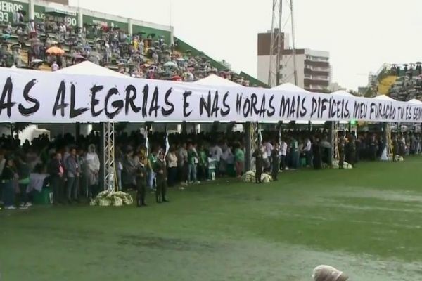 Torcedores lotam a Arena Condá para homenagear o time que orgulhou a cidade