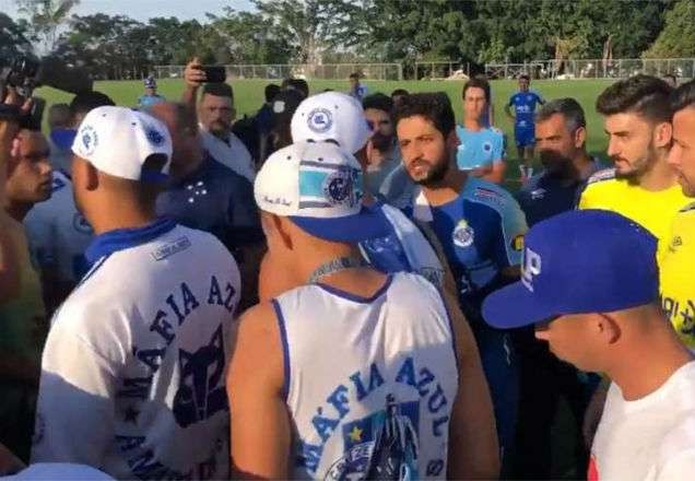 Imagem da noticia Torcida organizada invade CT do Cruzeiro e solta rojões em jogadores