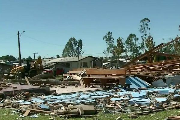 Tornado atinge Serra Gaúcha e mata uma pessoa