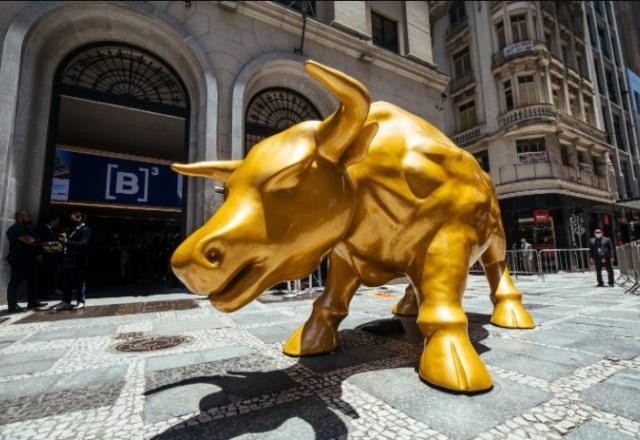Imagem da noticia B3 inaugura em SP "Touro de Ouro" semelhante ao de Wall Street
