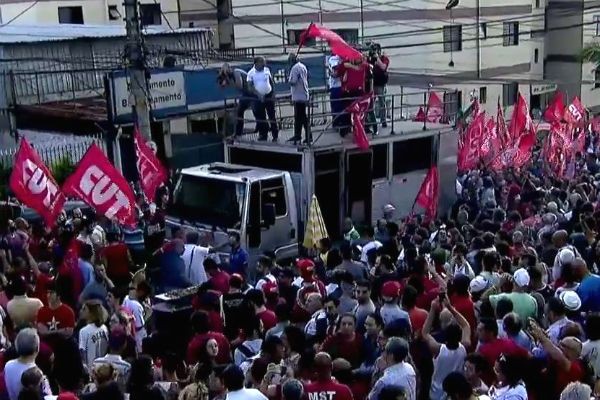 Imagem da noticia Trabalhadores passam o dia em frente ao Sindicato dos Metalúrgicos do ABC