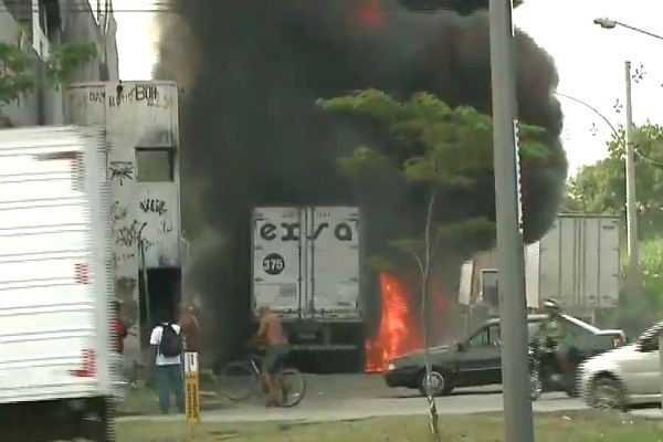 Imagem da noticia Traficantes incendeiam ônibus e caminhões após operação da polícia
