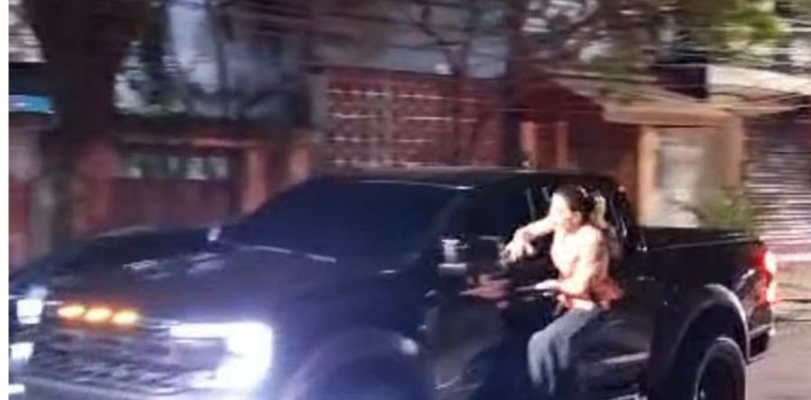 Imagem da noticia Após flagrar traição, mulher se pendura em carro para tentar impedir fuga de marido