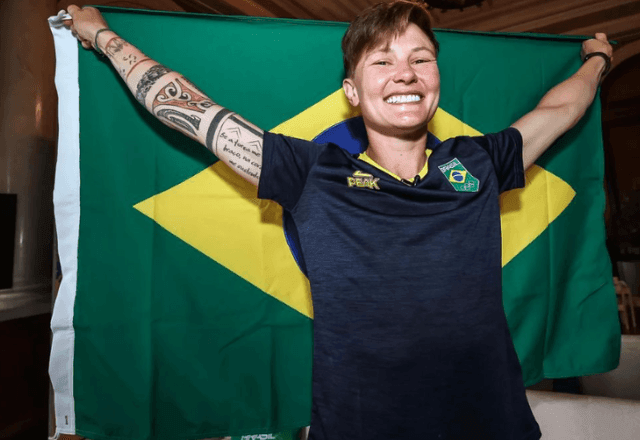 Quem é Rachel Kochhann, porta-bandeira do Brasil em Paris que venceu câncer de mama