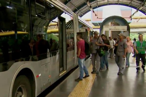 Imagem da noticia Trecho do Expresso Tiradentes é interditado após pista afundar