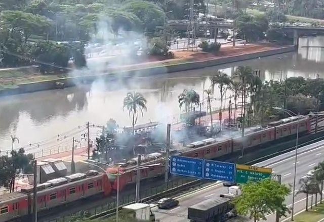 Imagem da noticia Linha 9-Esmeralda é paralisada por falha técnica em dia de greve em SP
