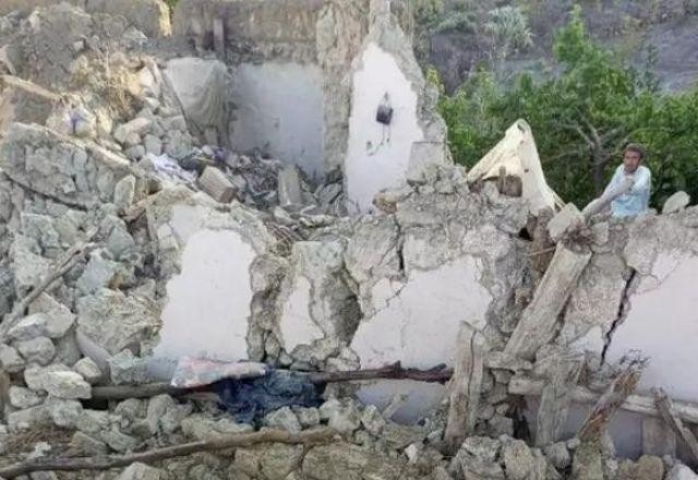 Terremoto atinge leste do Afeganistão e deixa quase 300 mortos