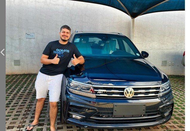 Três carros de luxo são apreendidos em casa de youtuber investigado por desmanche