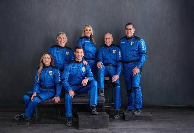 Imagem da noticia Mulher bate recorde ao participar de voo da Blue Origin ao espaço