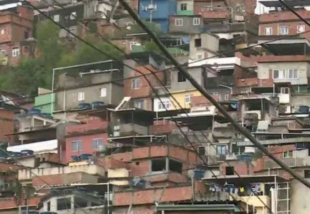 Imagem da noticia Troca de tiros entre PM e traficantes deixa comunidade em pânico no RJ