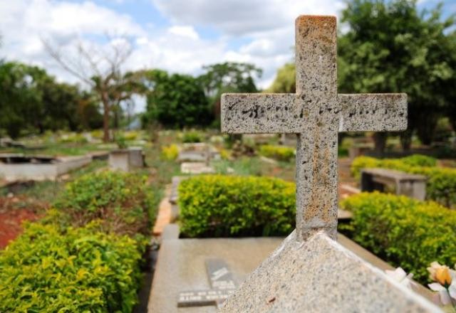 Média móvel de mortes por covid no Brasil segue acima de 3 mil