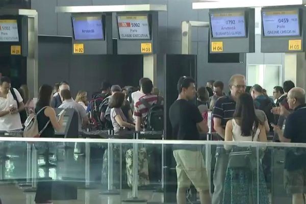 Imagem da noticia Turistas brasileiros nos EUA não conseguem retornar ao Brasil por causa do Irma 