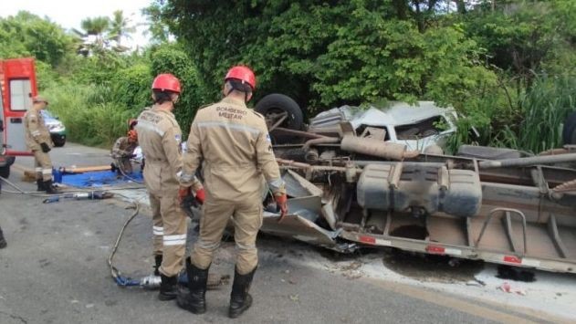 Imagem da noticia Colisão entre caminhão e kombi deixa 8 mortos em Pernambuco