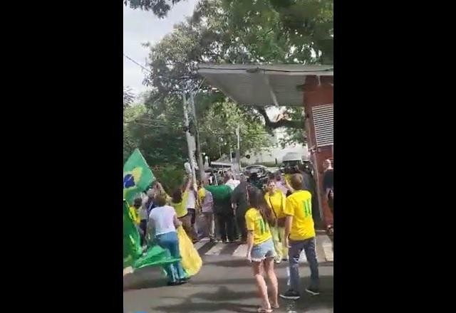 Imagem da noticia Vídeo: carro de Lula escapa de cerco de manifestantes em Campinas (SP)