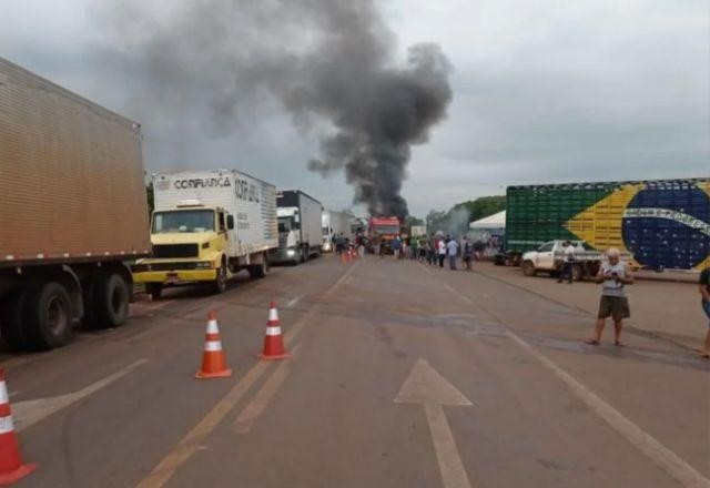 Imagem da noticia Bloqueios e interdições sobem para 29 e atingem três estados, diz PRF