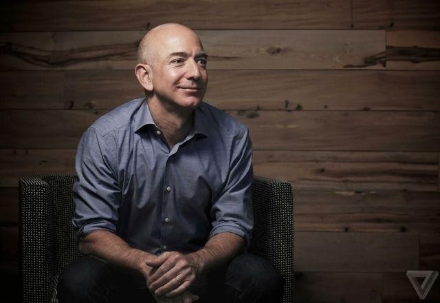 Imagem da noticia Jeff Bezos deixa oficialmente comando da Amazon após 27 anos
