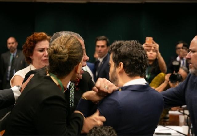 Imagem da noticia Janones bate-boca com deputados e é empurrado na Câmara