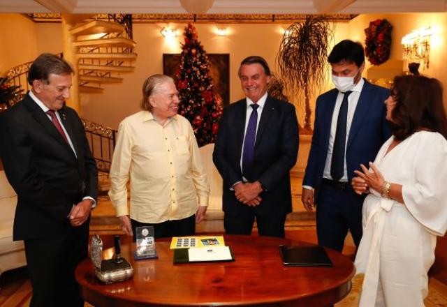Imagem da noticia Bolsonaro visita Silvio Santos e entrega selo comemorativo de seus 90 anos