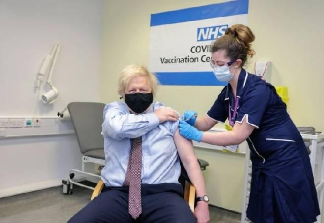 Boris Johnson recebe a 1º dose da AstraZeneca no Reino Unido
